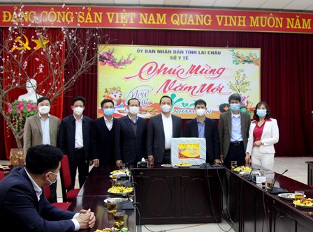 Đồng chí Trần Tiến Dũng – Phó Bí thư Tỉnh ủy, Chủ tịch UBND tỉnh thăm, tặng quà Sở Y tế