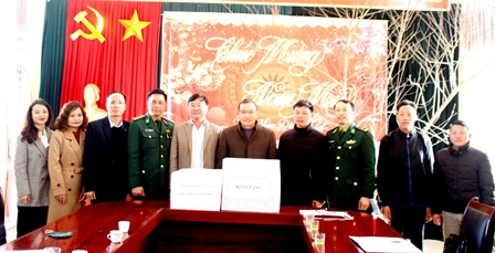 Đoàn công tác Hội Nhà báo tỉnh tặng quà, chúc tết Đảng ủy-HĐND-UBND xã Sin Suối Hồ (huyện Phong Thổ)