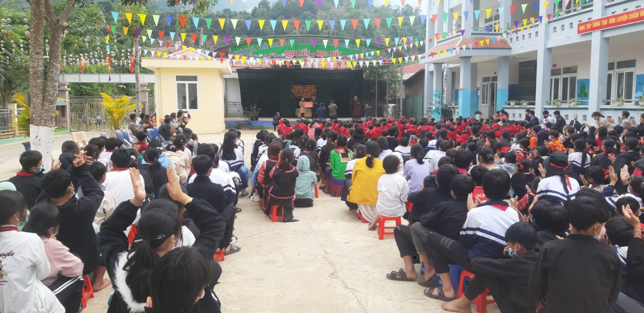 Đoàn công tác Bộ Tham mưu Hải quân tặng quà cho Trường PTDTBT Tiểu học và THCS xã Can Hồ