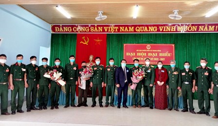 Đại diện lãnh đạo Hội Cựu Chiến binh tỉnh, huyện Tân Uyên tặng hoa chúc mừng Ban Chấp hành Hội Cựu chiến binh xã Trung Đồng khóa VII, nhiệm kỳ 2022 - 2027