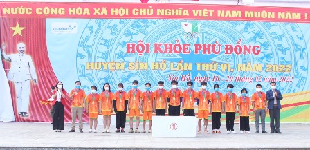 Ban Tổ chức trao Huy Chương vàng bộ mô Kéo co cho đoàn vận động viên xã Tả Ngảo
