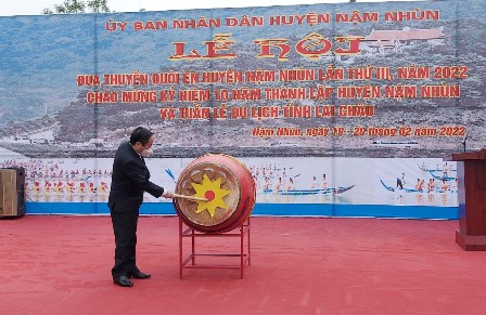 Đồng chí Tống Thanh Hải - UVBTV Tỉnh ủy, Phó Chủ tịch Thường trực UBND tỉnh đánh trống khai mạc Lễ hội
