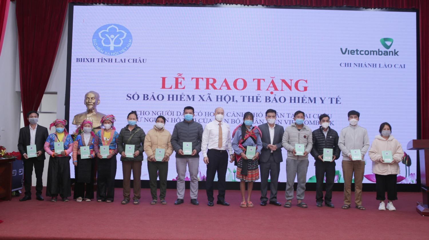 Lãnh đạo BHXH tỉnh và Vietcombank Chi nhánh Lào Cai trao sổ BHXH cho người dân huyện Sìn Hồ