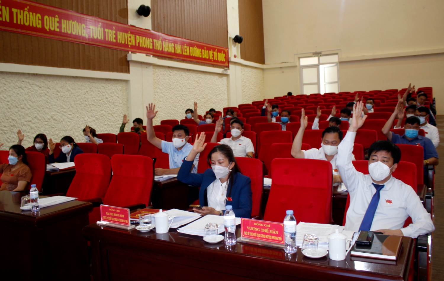 Các đại biểu biểu quyết thông qua các Nghị quyết tại Kỳ họp