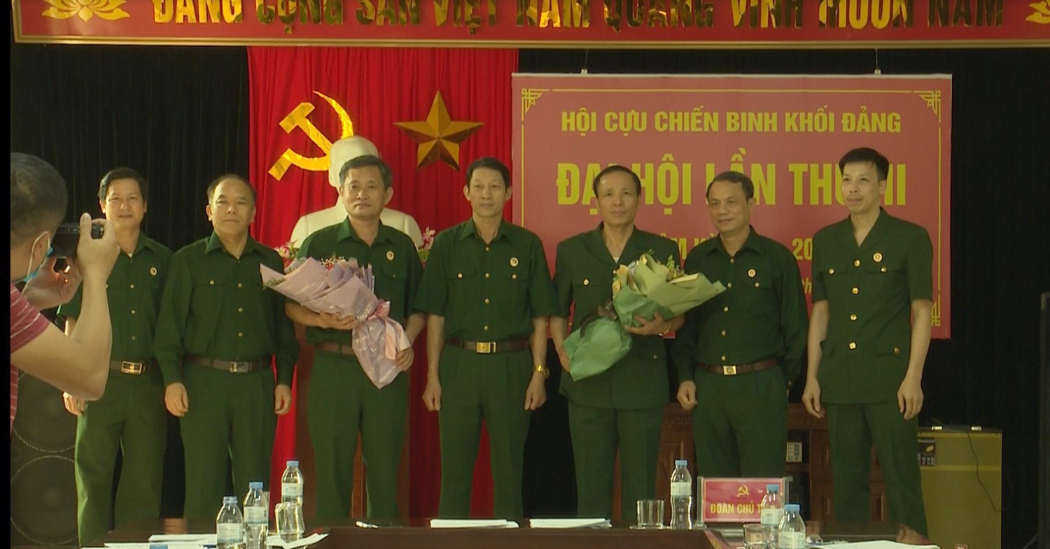Đồng chí Nguyễn Khắc Duyến - Chủ tịch Hội CCB Khối Các cơ quan và Doanh nghiệp tỉnh tặng hoa chúc mừng thành công Đại hội.