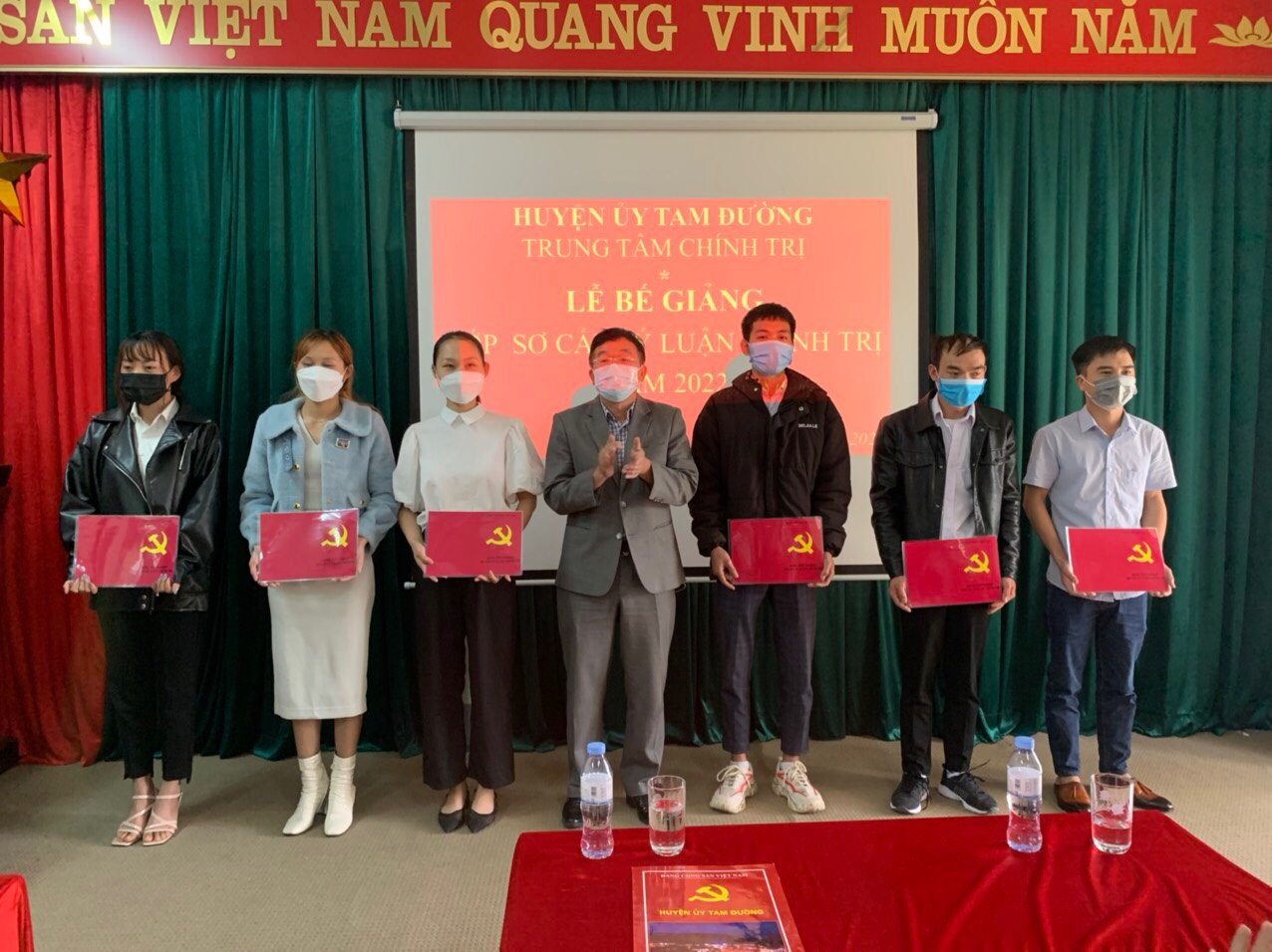 Đồng chí Cao Trang Trọng - Phó Bí thư Thường trực Huyện ủy trao bằng tốt nghiệp cho các học viên