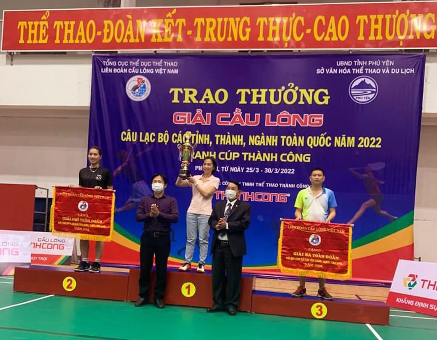 Đại diện đoàn vận động viên tỉnh Lai Châu nhận giải 3 toàn đoàn