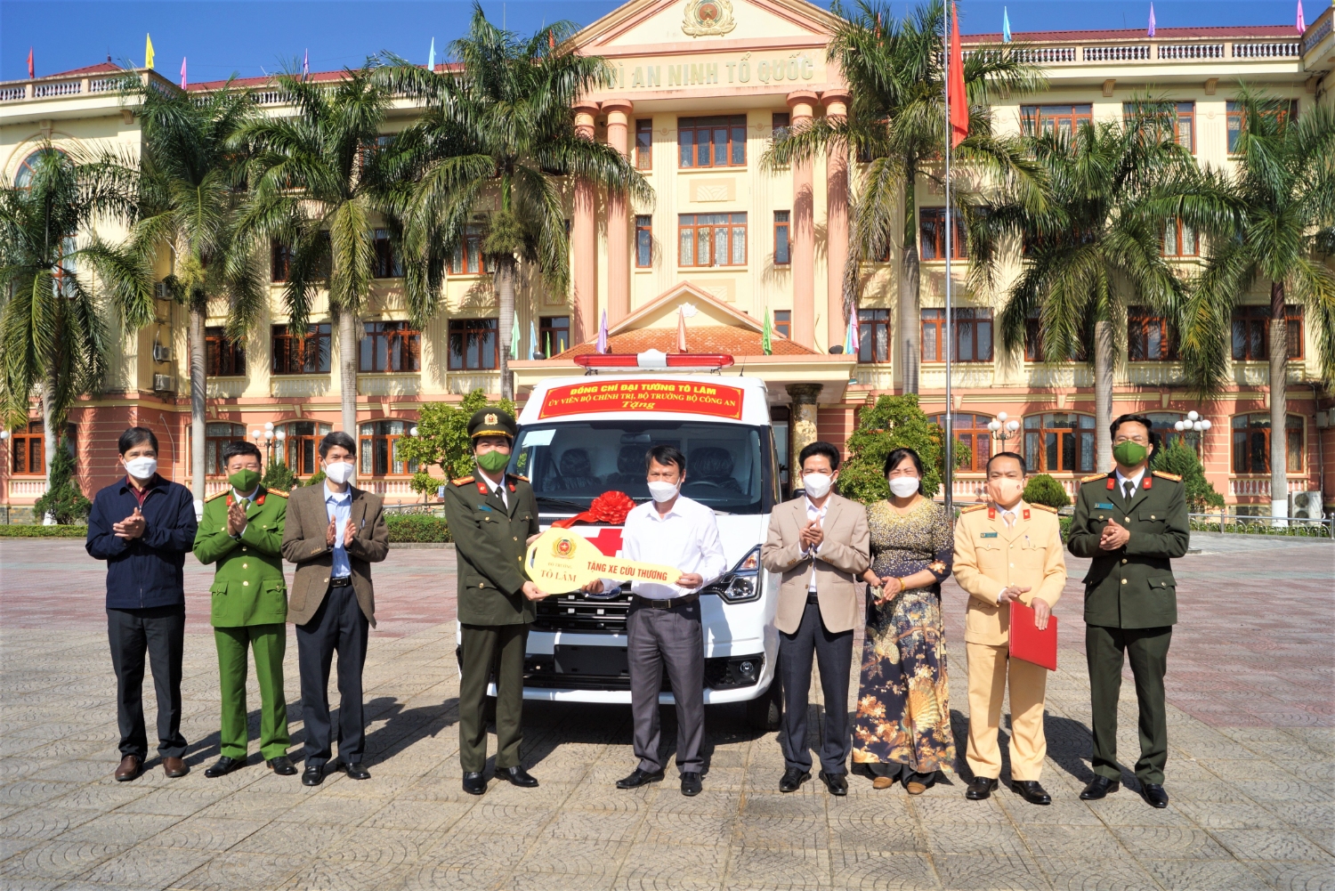 Thừa ủy quyền của Đại tướng Tô Lâm - Ủy viên Bộ Chính trị, Bộ trưởng Bộ Công an, Đại tá Nguyễn Viết Giang - Giám đốc Công an tỉnh đã trao xe ô tô cứu thương cho Trung tâm Y tế thành phố Lai Châu