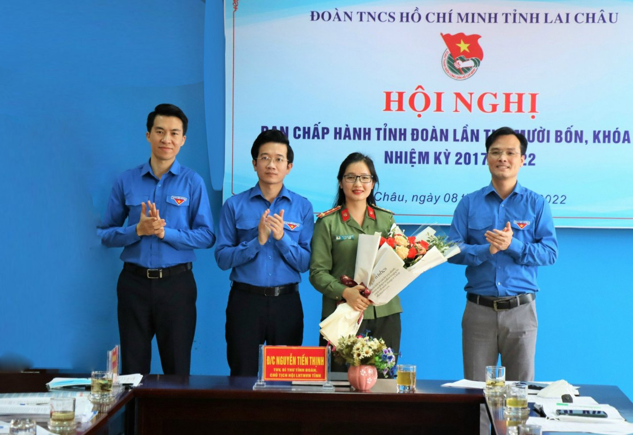 Lãnh đạo Tỉnh đoàn tặng hoa chúc mừng đồng chí Vừ Thị Mai Dinh - Phó Bí thư Tỉnh đoàn