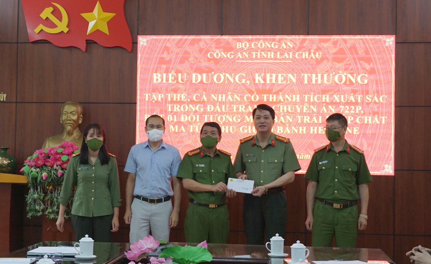 Đại tá Nguyễn Viết Giang - UVBTV Tỉnh ủy, Giám đốc Công an tỉnh trao thưởng cho các tập thể, cá nhân có thành tích phá thành công Chuyên án 722P