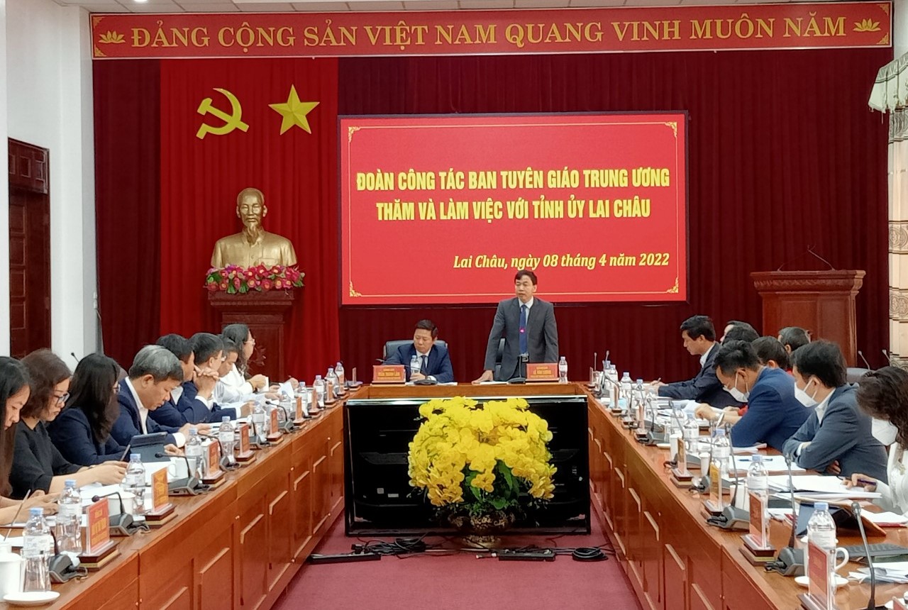 Đồng chí Lê Văn Lương - Phó Bí thư Thường trực Tỉnh ủy phát biểu tại buổi làm việc