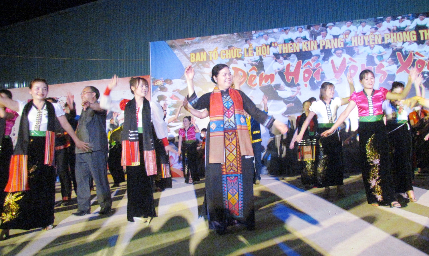 Đồng chí Giàng Páo Mỷ - Ủy viên Trung ương Đảng, Bí thư Tỉnh ủy tham dự Đêm hội vòng xòe tại Lễ hội Then Kin Pang huyện Phong Thổ năm 2022