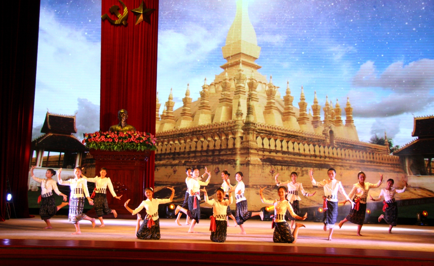 Tiết mục múa của đoàn Nghệ thuật tỉnh Phông Sa Lỳ, nước Cộng hòa dân chủ nhân dân Lào