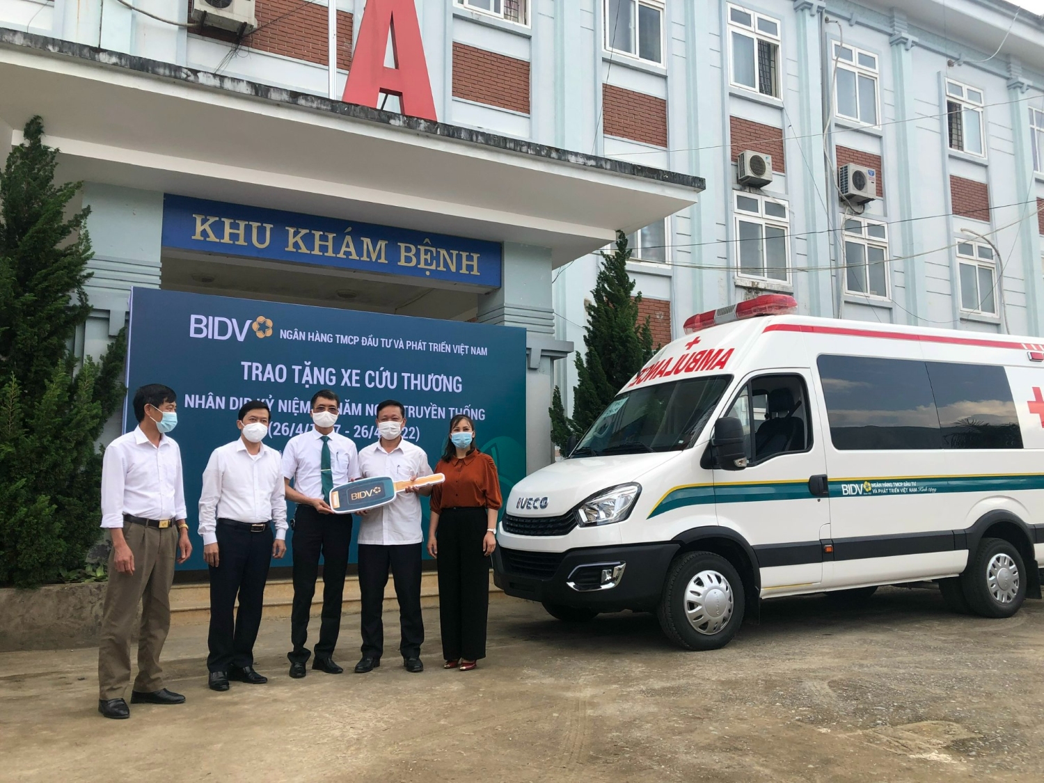 Đại diện lãnh đạo Sở Y tế, huyện Tân Uyên chứng kiến lãnh đạo BIDV Chi nhánh Lai Châu trao tặng xe cho lãnh đạo Trung tâm Y tế huyện Tân Uyên