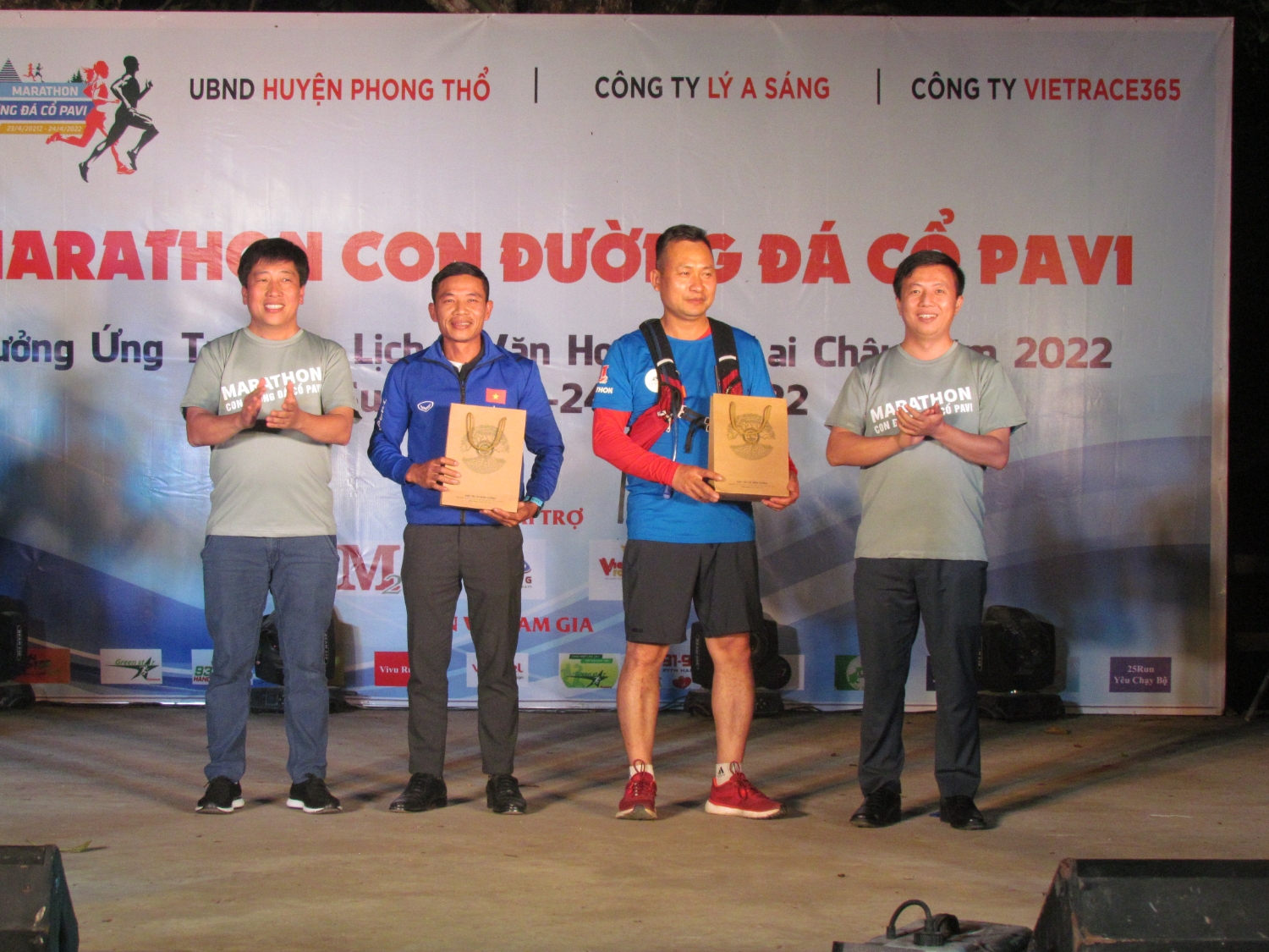 Lãnh đạo huyện Phong Thổ tặng quà cho các đơn vị đồng phối hợp tổ chức Giải chạy