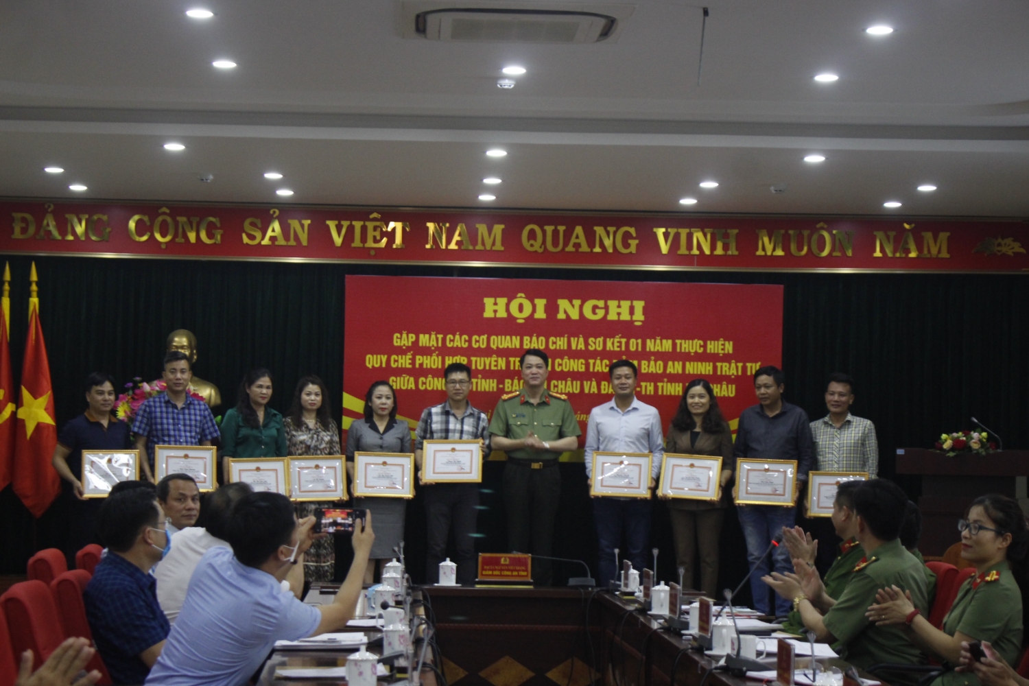 Đồng chí Nguyễn Viết Giang - Giám đốc Công an tỉnh trao Giấy khen cho các cá nhân có thành tích xuất sắc trong công tác phối hợp tuyên truyền đảm bảo ANTT trên địa bàn tỉnh năm 2021
