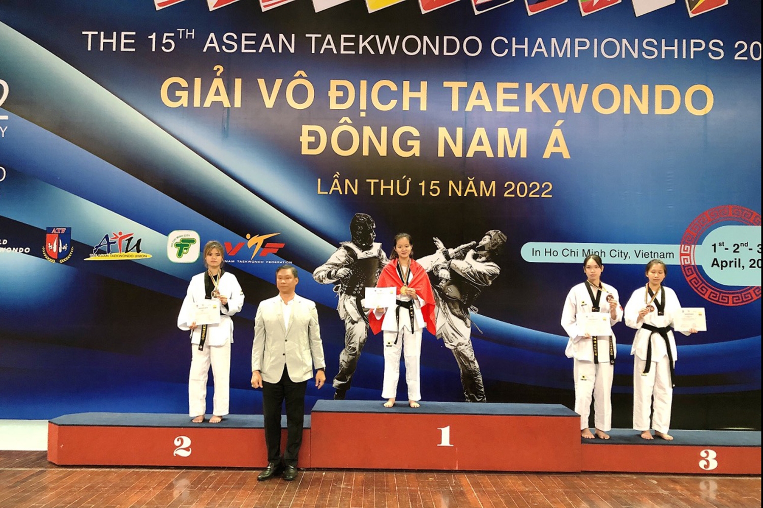 Vận động viên Lò Liến Du nhận huy chương bạc hạng cân 55kg Junior (lứa tuổi 15-17)