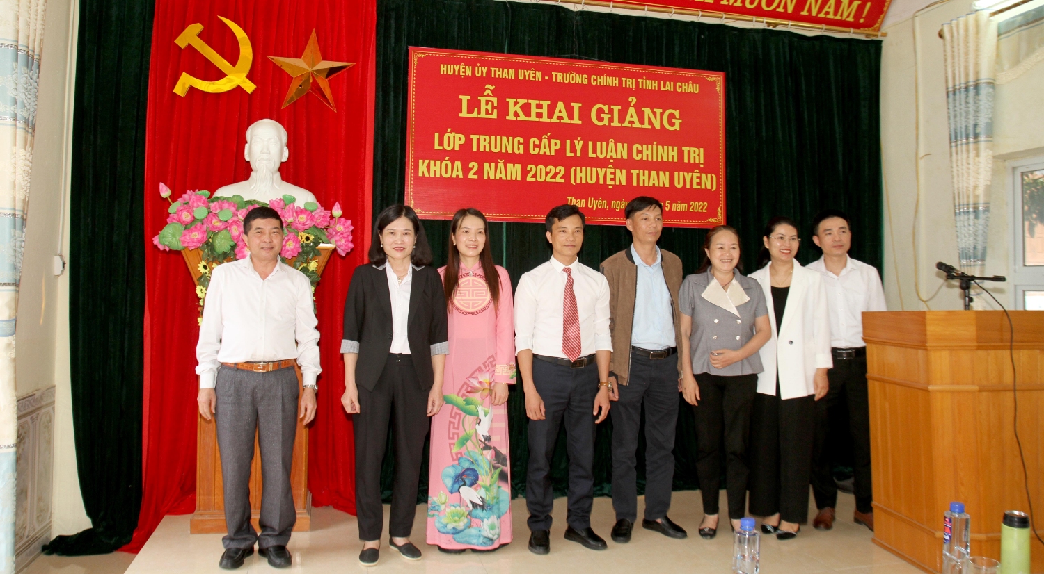 Các đồng chí lãnh đạo Huyện ủy và trường Chính trị tỉnh chụp ảnh lưu niệm cùng học viên lớp học