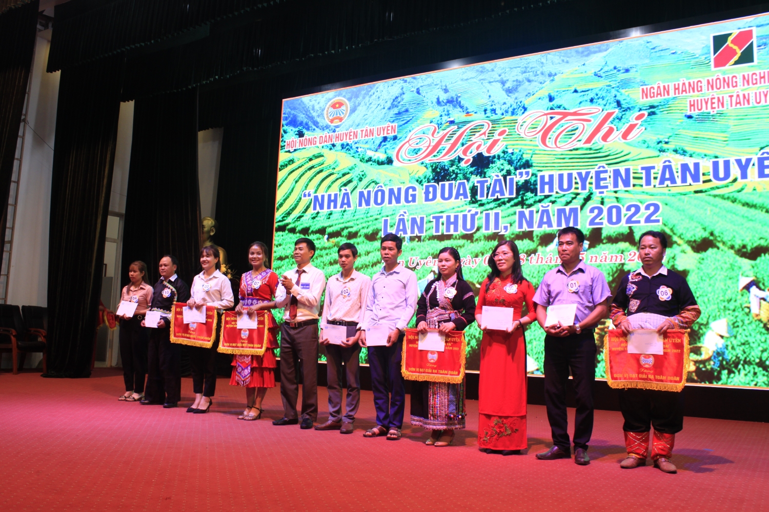 Đồng chí Đỗ Đình Cường - Chủ tịch Hội Nông dân huyện Tân Uyên trao giải cho các đội đạt thành tích tại Hội thi