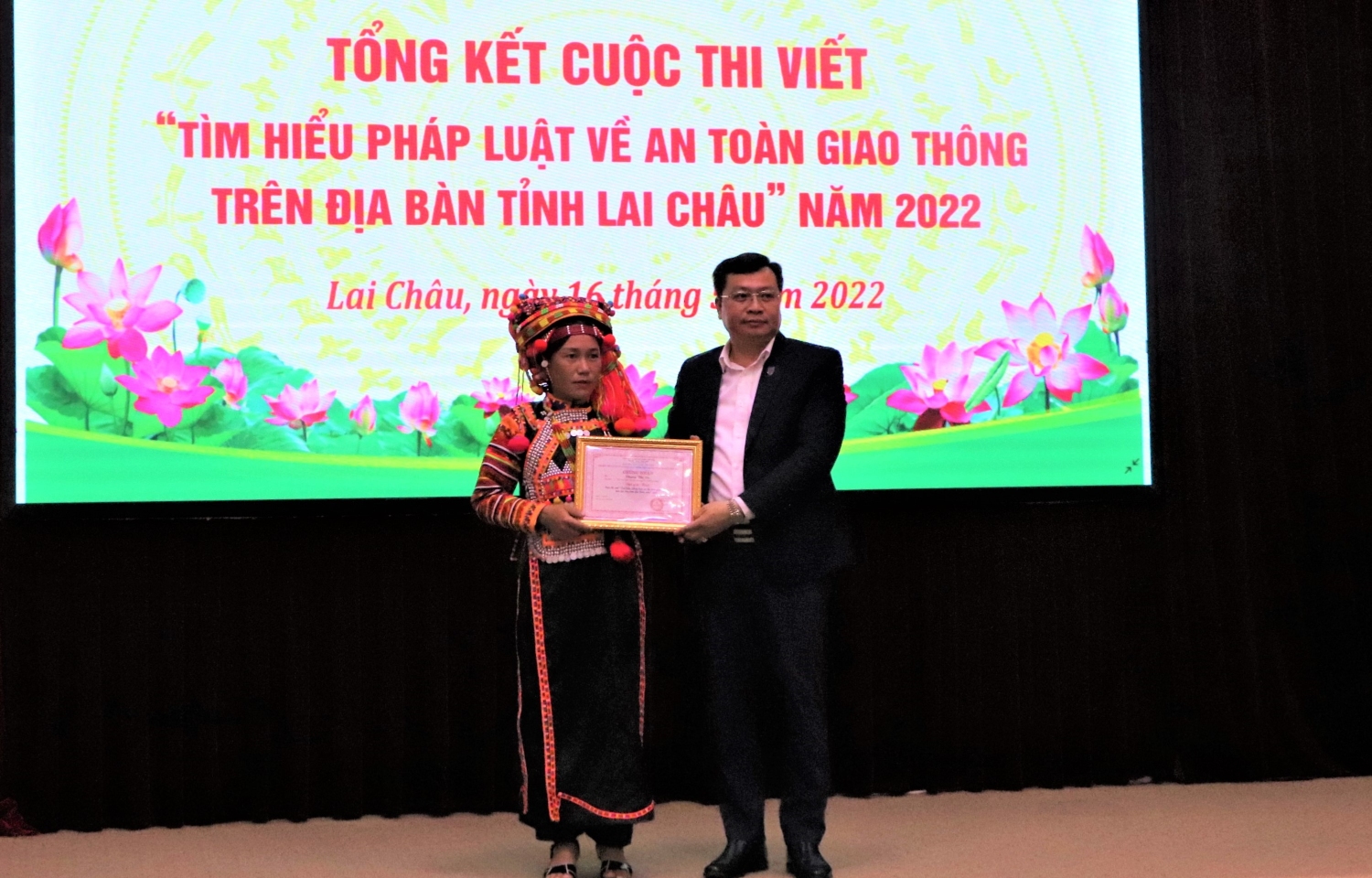 Đồng chí Lê Thanh Hải - Giám đốc Sở Tư pháp, Trưởng Ban Tổ chức cuộc thi trao giải Nhất cho bà Chang Thị De - xã Thu Lũm, huyện Mường Tè