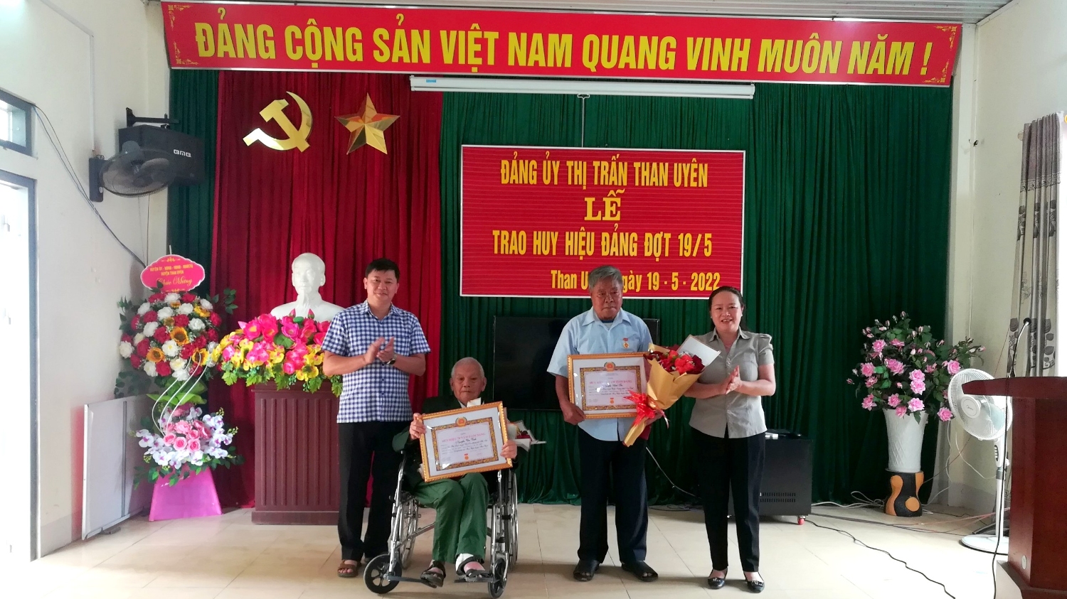 Đồng chí Lê Thị Kim Ngân - Phó Bí thư Thường trực Huyện uỷ trao huy hiệu Đảng cho 2 đảng viên