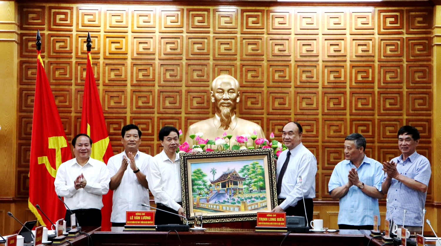 Đoàn công tác tặng tỉnh Lai Châu bức tranh lưu niệm