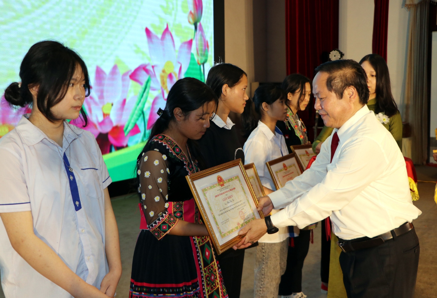 Đồng chí Tống Thanh Hải - UVBTV, Phó Chủ tịch Thường trực UBND tặng Giấy khen cho các học sinh tiêu biểu của huyện Phong Thổ