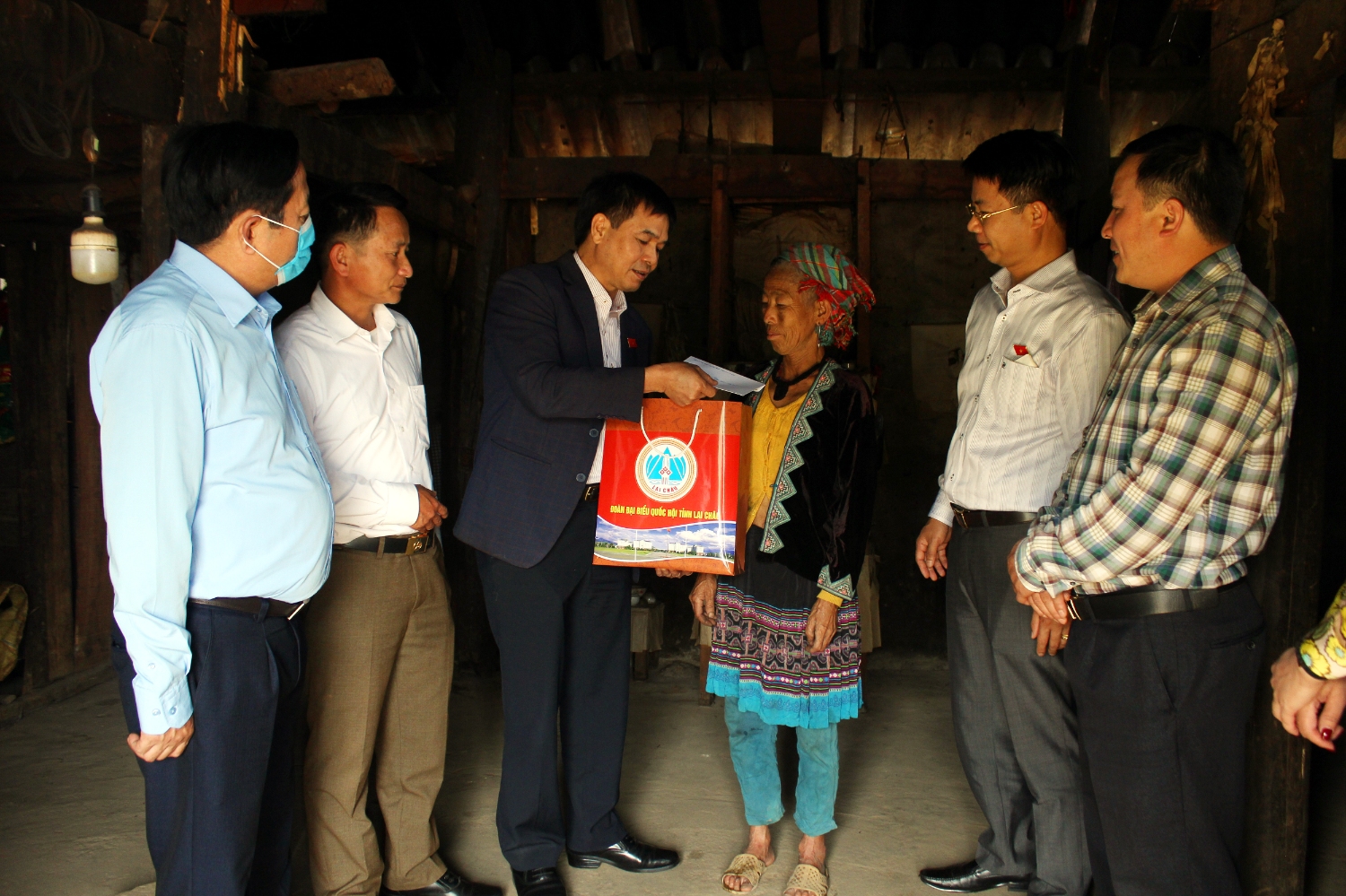 Đại diện Đoàn ĐBQH tỉnh trao quà cho bà Vàng Thị Lan - Chủ hộ nghèo ở bản Thèn Pả (xã Tả Lèng)