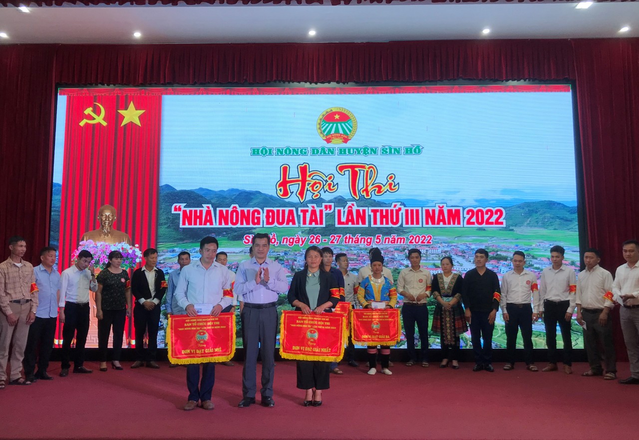 Đồng chí Bùi Văn Tuấn - Phó Bí thư Thường Trực Huyện ủy trao giải cho các đội thi