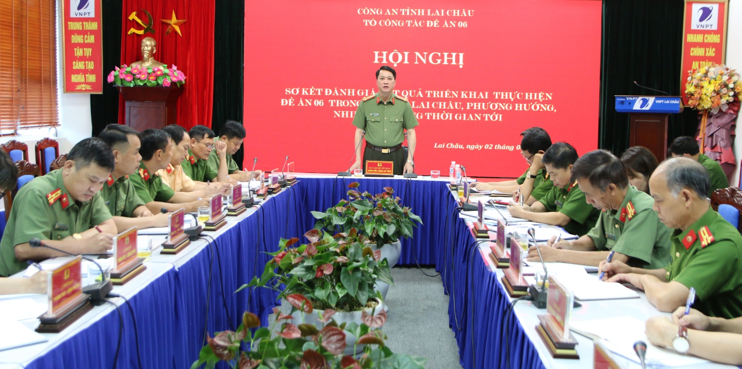Đại tá Nguyễn Viết Giang - UVBTV Tỉnh ủy, Giám đốc Công an tỉnh, Tổ phó Thường trực thực hiện Đề án 06 phát biểu tại Hội nghị