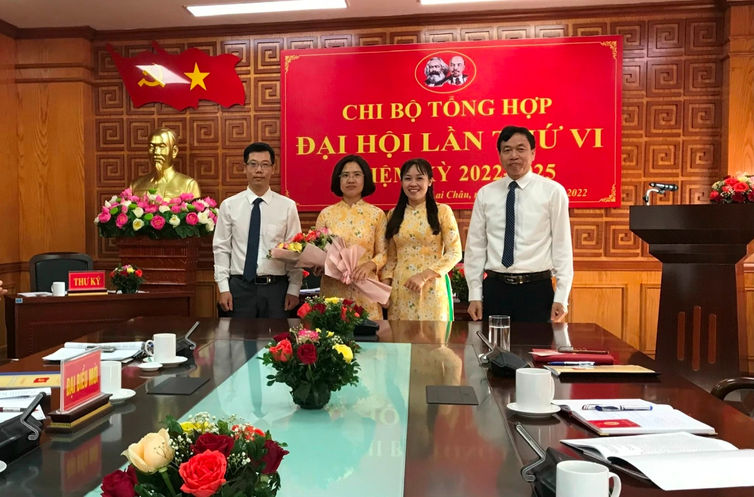 Đồng chí Lê Văn Lương - Phó Bí thư Thường trực Tỉnh ủy tặng hoa chúc mừng Chi ủy khóa mới