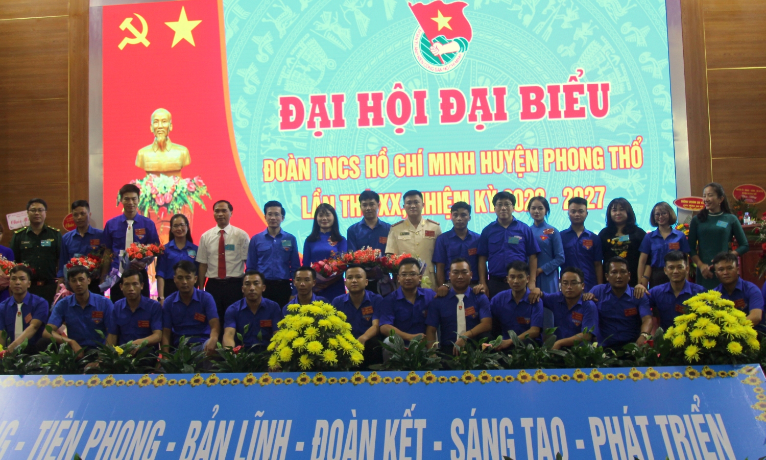 Các đồng chí lãnh đạo: Tỉnh đoàn, Huyện ủy, HĐND, UBND huyện Phong Thổ tặng hoa chúc mừng Ban Chấp hành Huyện đoàn khóa XX, nhiệm kỳ 2022-2027