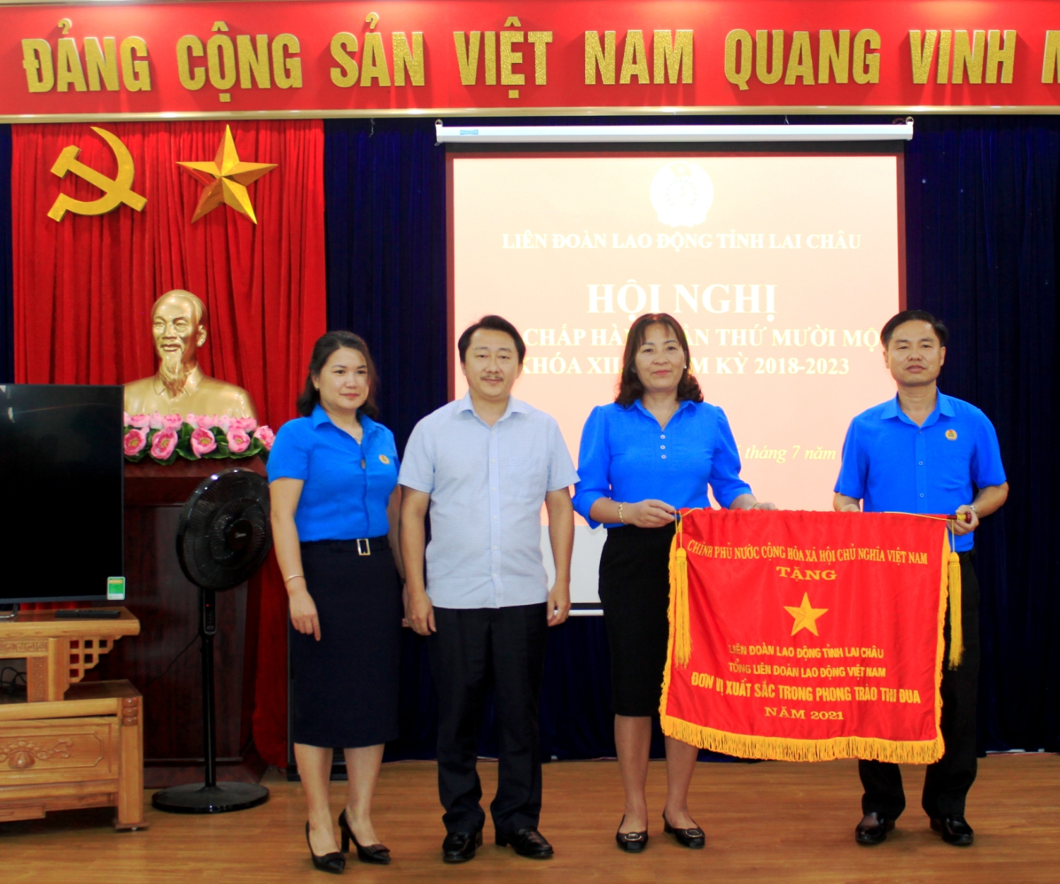 Thừa ủy quyền của Thủ tướng Chính phủ, đồng chí Sùng A Hồ - UVBTV Tỉnh ủy, Chủ tịch Ủy ban MTTQ Việt Nam tỉnh trao Cờ thi đua của Chính phủ cho Liên đoàn Lao động tỉnh