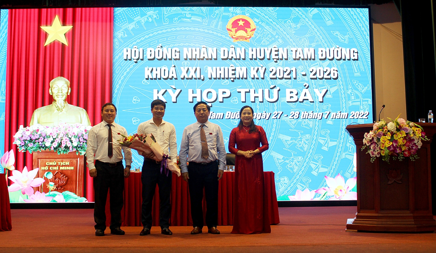 Các đồng chí lãnh đạo huyện tặng hoa chúc mừng đồng chí Lê Huy Chính - Trưởng phòng Kinh tế và hạ tầng được bầu bổ sung Uỷ viên UBND huyện nhiệm kỳ 2021 - 2026