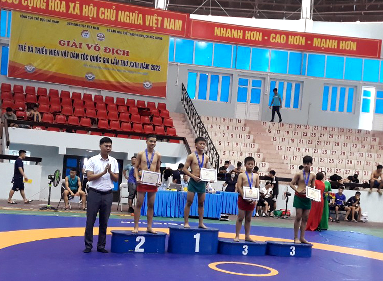 Vận động viên Lò Văn Thành giành Huy chương Vàng hạng cân 45 kg, nam, lứa tuổi thiếu niên trẻ