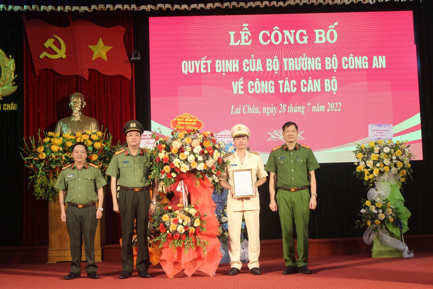 Ban giám đốc Công an tỉnh tặng hoa chúc mừng Thượng tá Nguyễn Tuấn Hưng - Phó Giám đốc Công an tỉnh