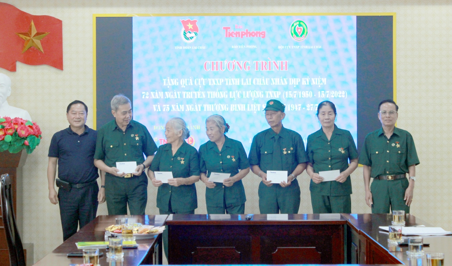 Đại diện lãnh đạo Báo Tiền Phong, Hội Cựu TNXP tỉnh tặng quà cho hội viên cựu TNXP có hoàn cảnh khó khăn