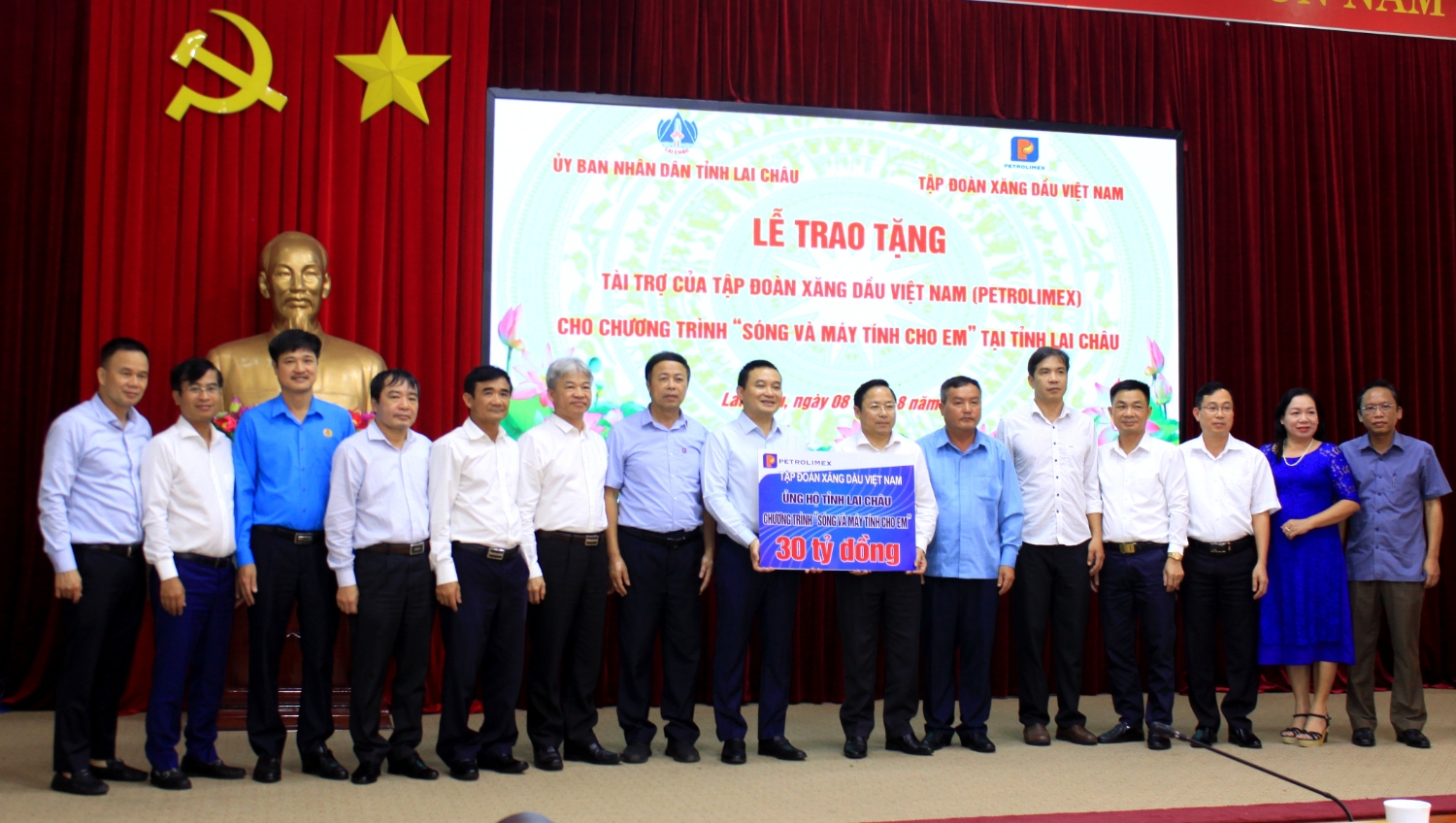 Lãnh đạo Tập đoàn Xăng dầu Việt Nam, Công ty Xăng dầu Lai Châu trao ủng hộ 30 tỷ đồng cho tỉnh Lai Châu phục vụ Chương trình "Sóng và máy tính cho em"