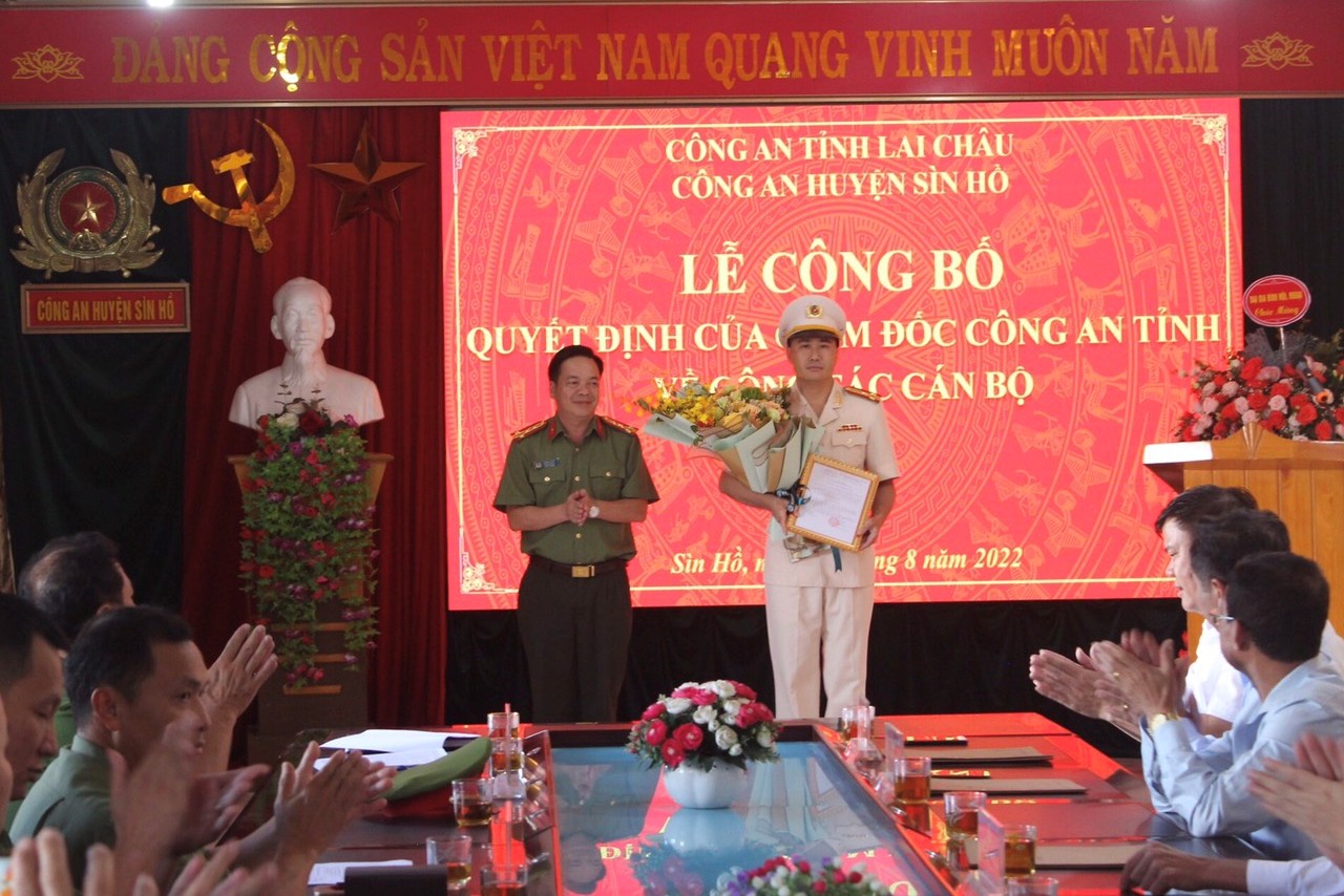 Đại tá Sùng A Súa - Phó Giám đốc Công an tỉnh trao Quyết định và tặng hoa chúc mừng đồng chí Trưởng Công an huyện