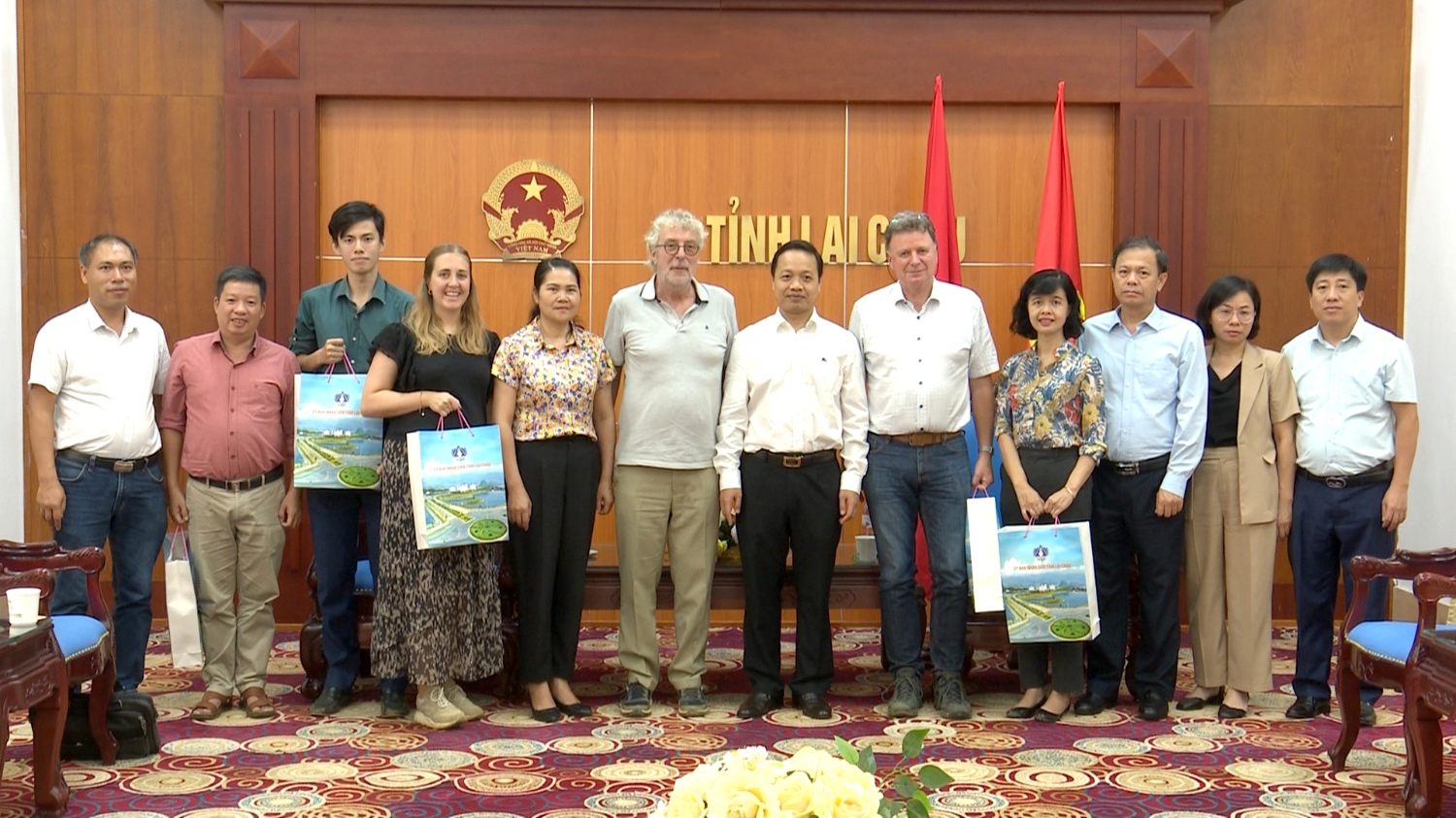 Đồng chí Trần Tiến Dũng - Chủ tịch UBND tỉnh cùng các lãnh đạo sở, ngành, Hội Nông sản tỉnh tặng Đoàn công tác những sản phẩm nông nghiệp OCOP