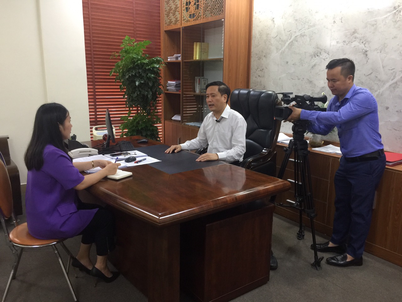 Phóng viên Đài PT-TH tỉnh phỏng vấn đồng chí Lê Đức Dục - UVBTV, Trưởng Ban Tuyên giáo Tỉnh ủy