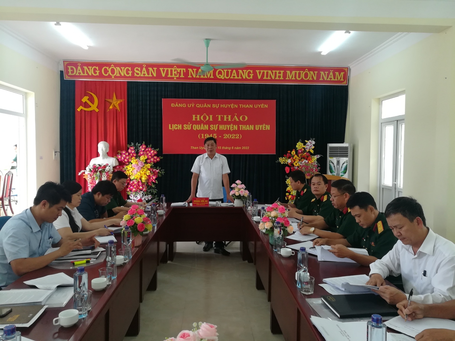 Đồng chí Hoàng Hữu An - TUV, Bí thư Huyện ủy, Chủ tịch HĐND huyện, Bí thư Đảng ủy Quân sự huyện Than Uyên  kết luận Hội thảo