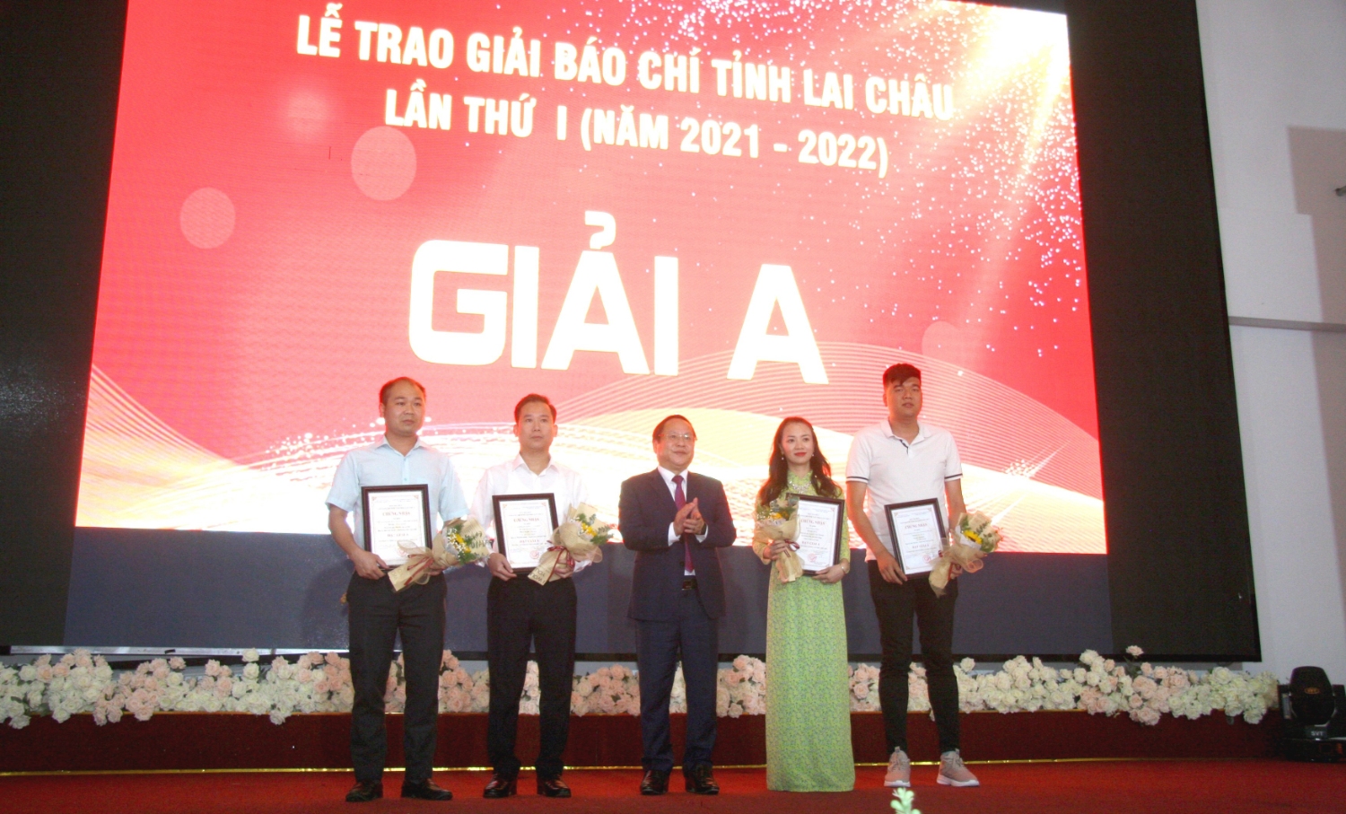 Đồng chí Tống Thanh Hải - UVBTV, Phó Chủ tịch Thường trực UBND tỉnh trao giải A cho các tác giả