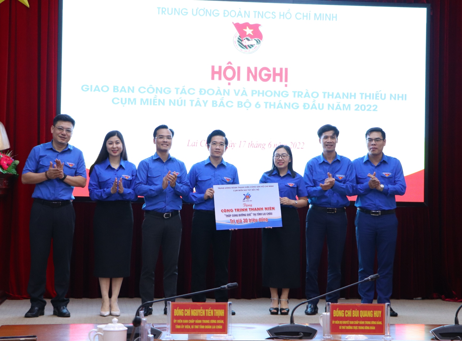 Lãnh đạo Trung ương Đoàn và Tỉnh đoàn các tỉnh trong Cụm trao biển tượng trưng công trình thanh niên "Thắp sáng đường quê" cho Tỉnh đoàn Lai Châu