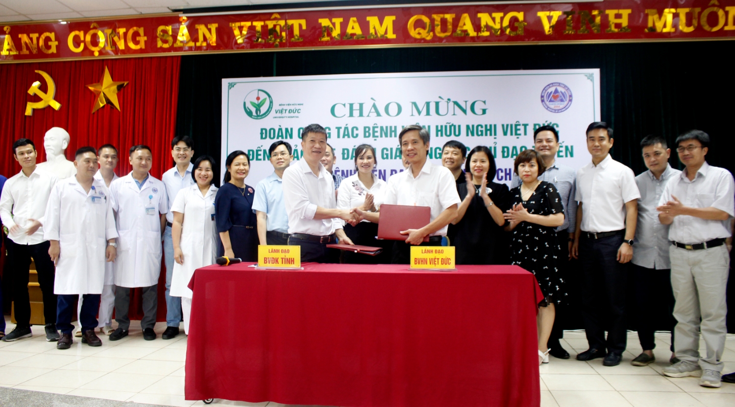 Đoàn công tác Bệnh viện Hữu Nghị Việt Đức và Bệnh viện Đa khoa tỉnh ký kết chuyển giao các dịch vụ kỹ thuật