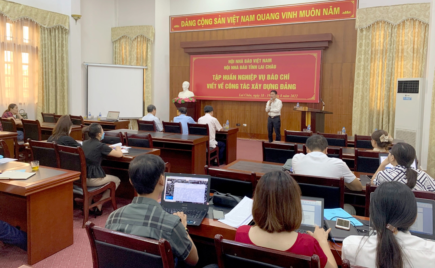 Tiến sỹ Nguyễn Tri Thức - Ủy viên Ban Biên tập, Trưởng ban Chuyên đề và chuyên san Tạp chí Cộng sản hướng dẫn kỹ năng viết về xây dựng Đảng