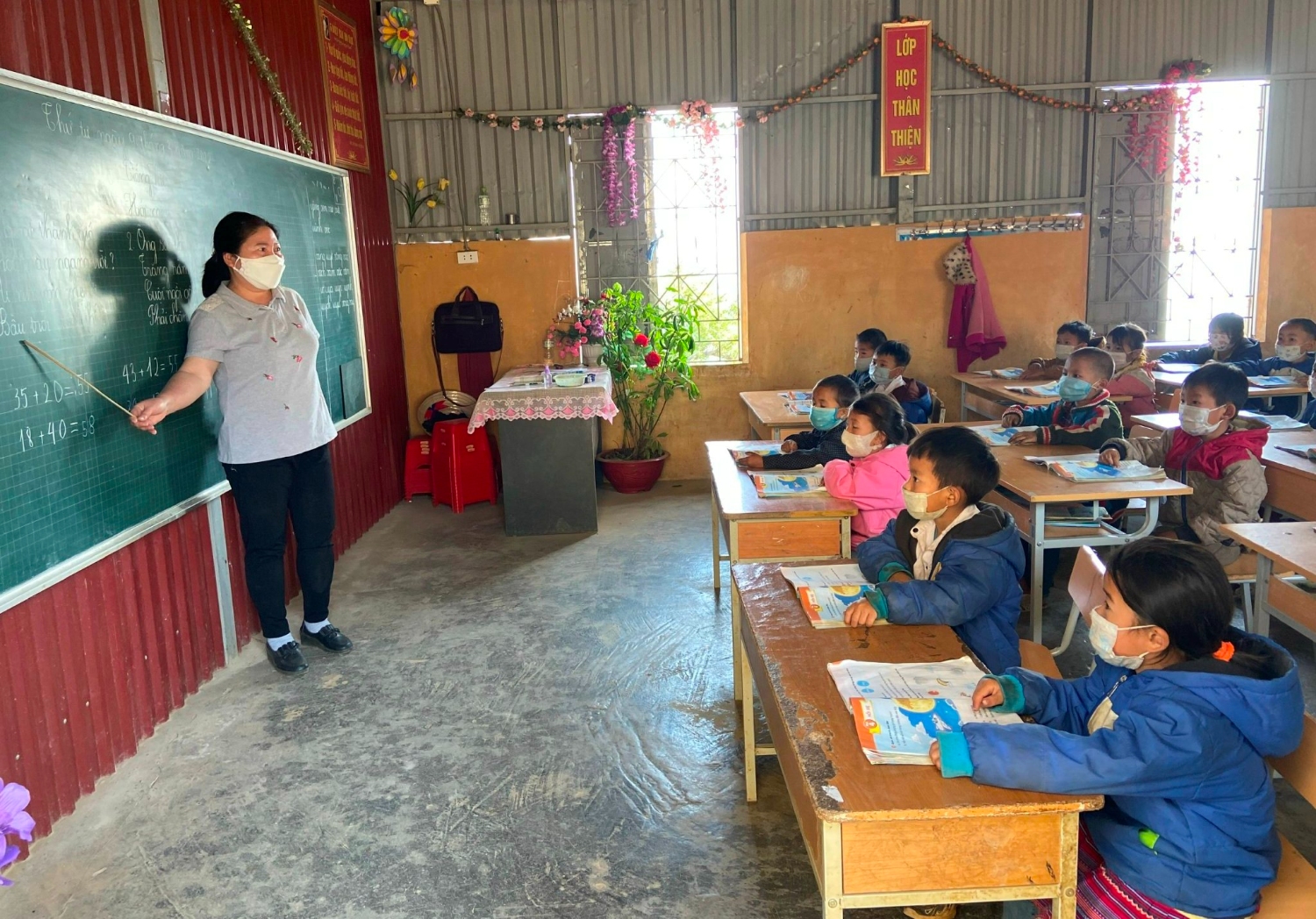 Công tác giáo dục trẻ em được tăng cường (giờ học tiếng việt của học sinh lớp 1 Trường Tiểu học xã Mù Sang - huyện Phong Thổ)