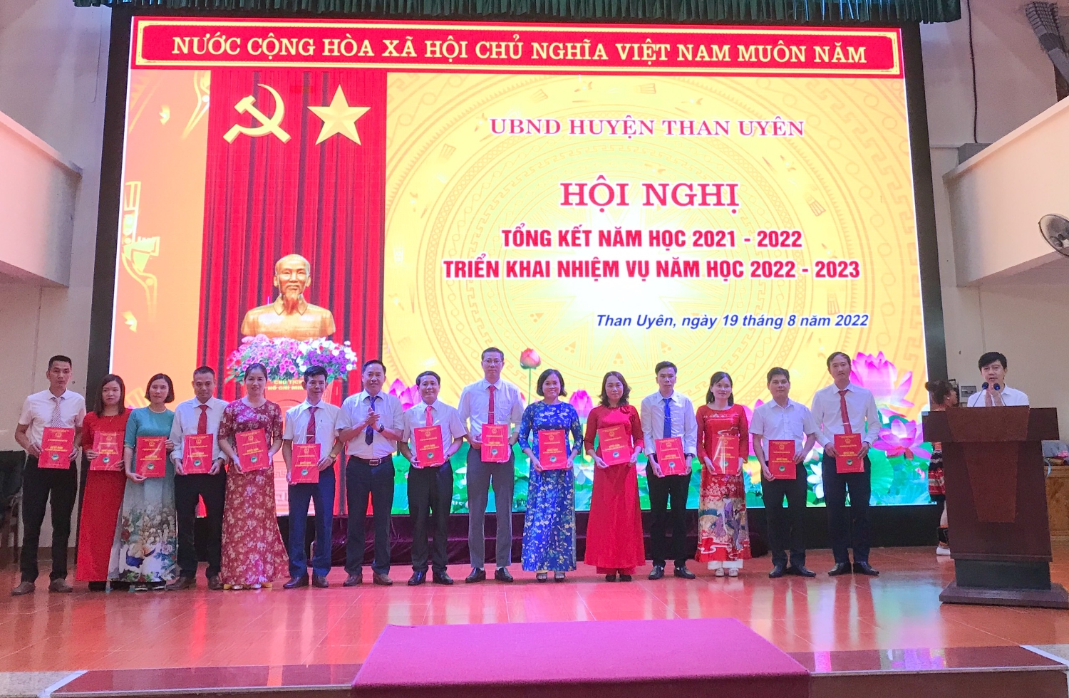 Lãnh đạo UBND huyện Than Uyên trao quyết định bổ nhiệm lại cho cán bộ quản lý ngành giáo dục