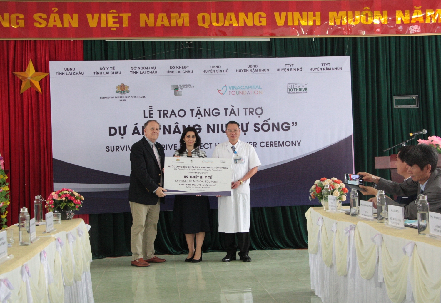 Bà Marinela Petkova - Đại sứ đặc mệnh toàn quyền nước Cộng hòa Bulgaria tại Việt Nam và ông Rad Kivette - Tổng Giám đốc Tổ chức VinaCapital Foundation trao biểu trưng tài trợ cho Trung tâm Y tế huyện Sìn Hồ