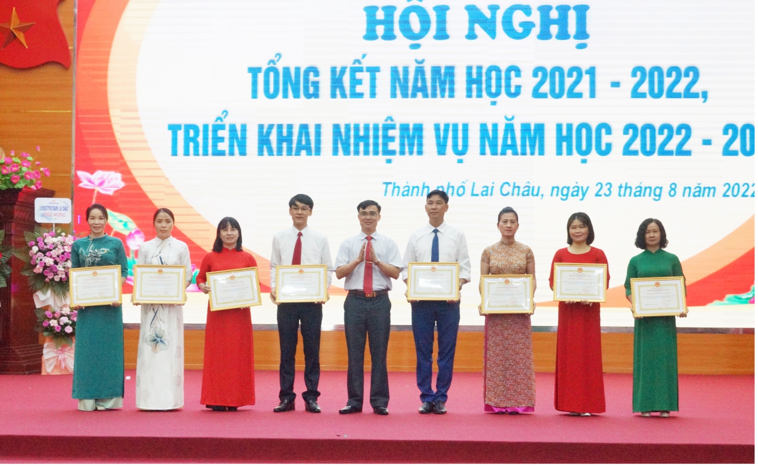 Đồng chí Đặng Quang Chung - Phó Bí thư Thường trực Thành uỷ trao danh hiệu tập thể lao động xuất sắc của UBND tỉnh cho 8 tập thể